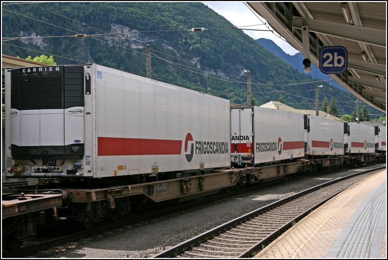 Das Khlunternehmen FRIGOSCANDIA DISTRIBUTION aus Helsingborg ist das Markenzeichen des DGS 43146  SKANDITALIEN-EXPRESS , von Verona PN nach Lbeck Skandinavienkai. Hier am 04.07.07 in Kufstein.