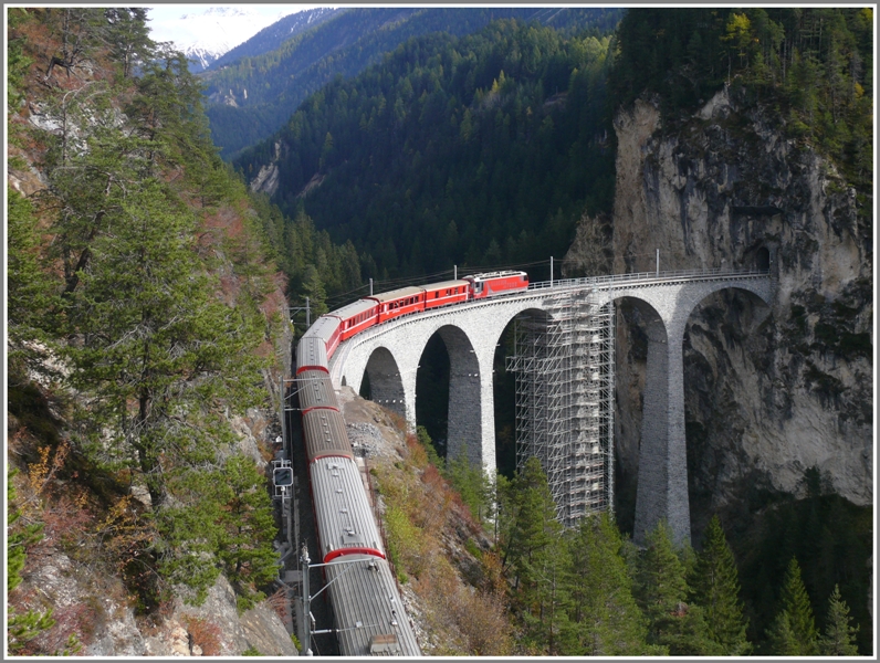 Das Landwasserviadukt ist wieder entkleidet und wird bis Ende November von allen Gersten befreit sein. Soeben berquert RE 1137 mit Ge 4/4 III 651  Fideris  die frisch sanierte Brcke. (24.10.2009)