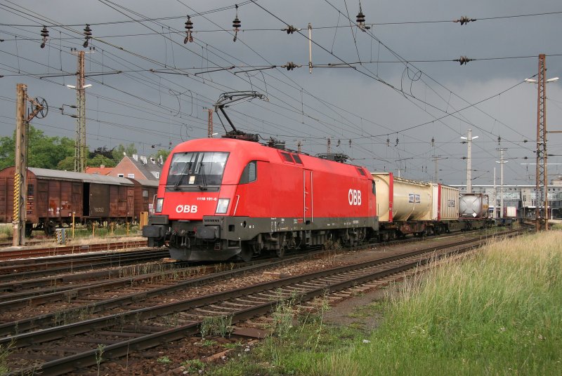 Das letze Foto vor dem Einsetzen des Gewitterregens am 02. Juni 2007 in Wels. Die 1116 191 zieht einen Containerzug in Richtung Passau.