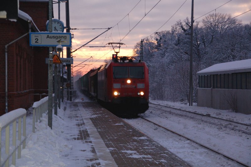 Das letzte Bild des Tages: 185 199 fhrt mit einem Hangartner-Zug durch Burgkemnitz in Richtung Berlin.