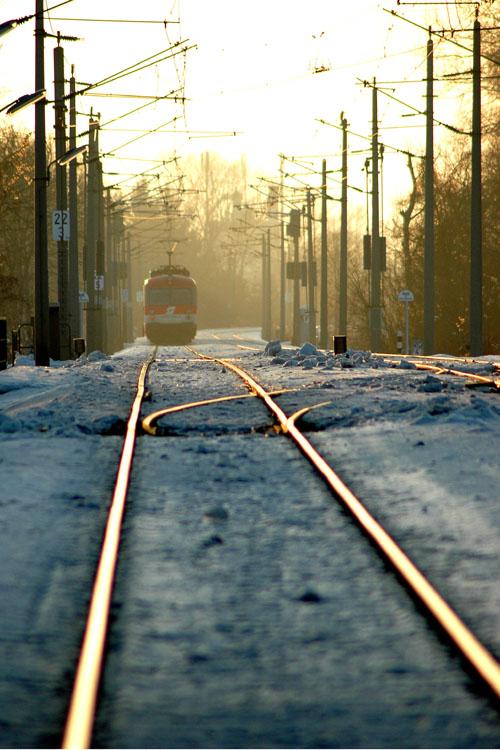 Das letzte Bild einer wunderschnen Fototour entlang der Franz-Josefs-Bahn am 15.1.2006 entstand im Bahnhof St. Andr-Wrdern. 4010/6010 008 verlt im Licht des Sonnenunterganges den Bahnhof St. Andr.