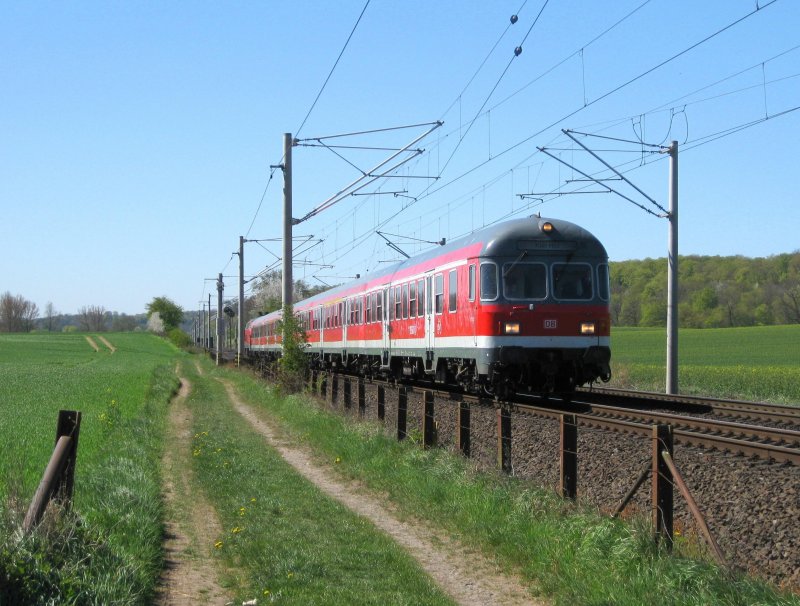 Das letzte Dieselbespannte RE-Paar zwischen Hamburg und Lbeck. RE 21419 ist am 20.04.09 mit einem Karlsruher Kopf an der Spitze bei Reinfeld (Holst.) ber Lbeck Hbf Richtung Kiel Hbf unterwegs.