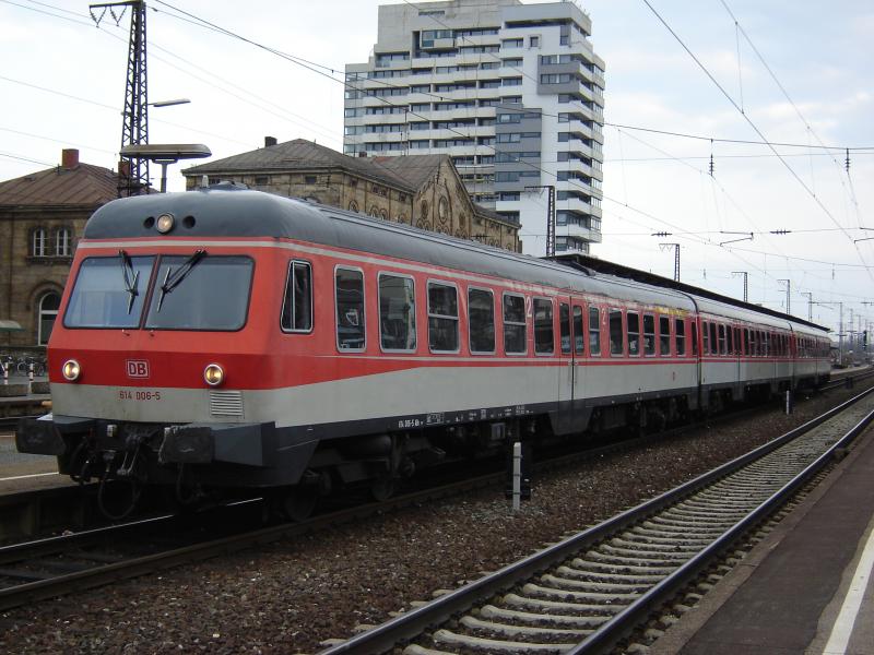 Das letzte Schmuckstck des Bw Nrnberg West,614 005/006,wartet am 23.3.05 in Frth Hbf. auf den Abfahrbefehl nach Markt Erlbach.