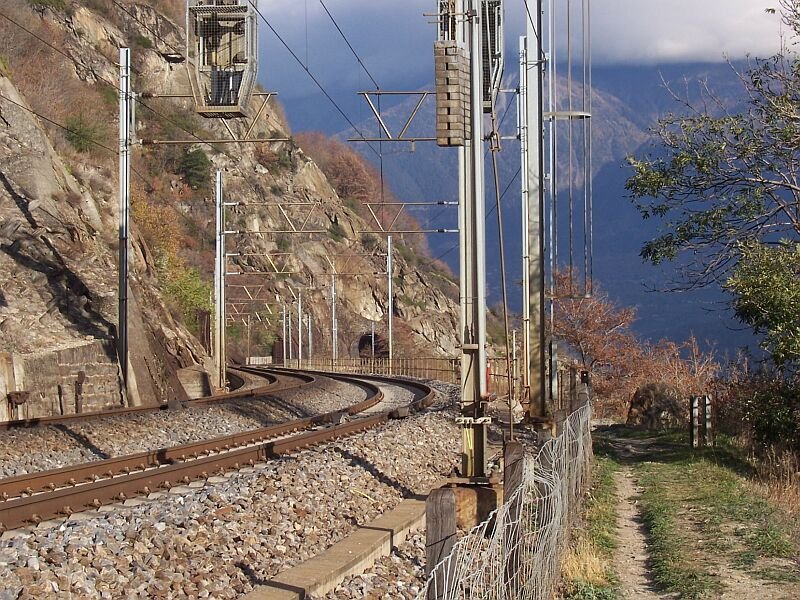 Das letzte Stck des Hhenweges entlang der Bahnstrecke Lalden - Brig, am Tunnel-Eingang biegt der Pfad nach rechts ab hinab in's Rhonetal, aufgenommen am 09.11.2006.