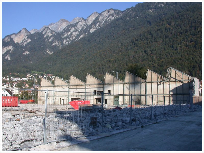 Das letzte Stndlein der Hauptwerksttte SBB in Chur rckt immer nher. Es steht jetzt nur noch eine Seitenwand entlang der Geleise und vor der Kulisse des Montalin (2280m ./M.) 24.09.2007