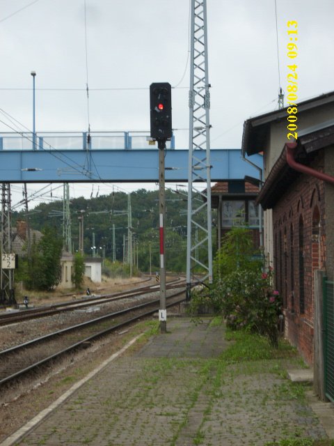 Das Lichtausfahrsignal  L  in Richtung Lietzow in Bergen/Rgen.Gleich hinter der Fussgngerbrcke rechts das Fahrdienstleiterstellwerk B2.
