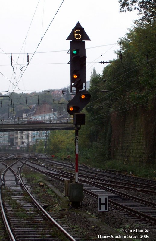 Das Lichtsignal N3 in Wuppertal Hbf. Es zeigt Langsamfahrt 60 und Halt erwarten. 
Der Mast verfgt sowohl ber ein Ersatzsignal, sowie ber das Signal Zp 9. 
