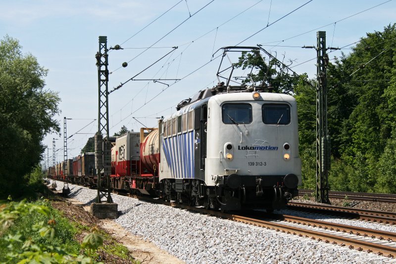 Das Lokomotion Zebra 139 312 mit einem KLV Zug am 20.05.2009 in Haar (bei Mnchen).
