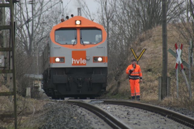 Das Lokpersonal der V330.2 sichert den Bahnbergang Am Amt in Elbingerode. Als es hier noch eine Signalanlage gab, stieen mehrmals Autos mit der Bahn zusammen. Die jetzige Sicherungsmethode ist wohl primitiver aber auch sicherer; 24.02.2007