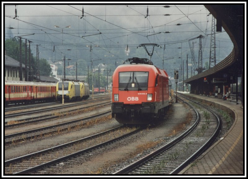 Das Mrklin Vorbild 1016 002 rollt im Sommer 2005 langsam in den Bahnhof Kufstein ein. Nach kurzem Aufenthalt, ging es weiter Richtung Innsbruck. Im Hintergrund wartet die ES64U2-048 und eine Schwestermaschiene auf weitere Aufgaben.