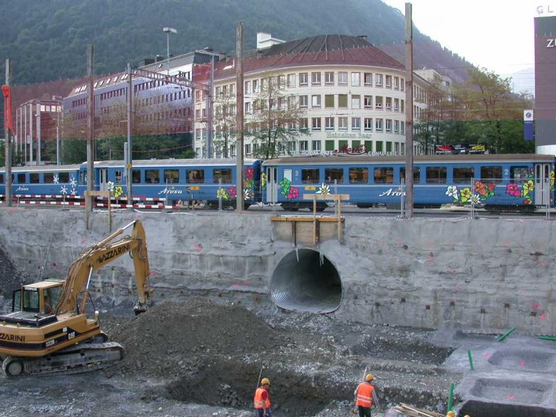 Das  Museloch , der provisorische Zugang zur Stadt, unter dem Bahnhofplatz und der Arosabahn wird eingerichtet. (20.11.2004)