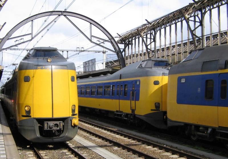 Das man in den Niederlanden Triebwagen mag, darf wohl klar sein. Hier stehen verschiedene 'koplopers' am Utrecht CS. 09-04-05