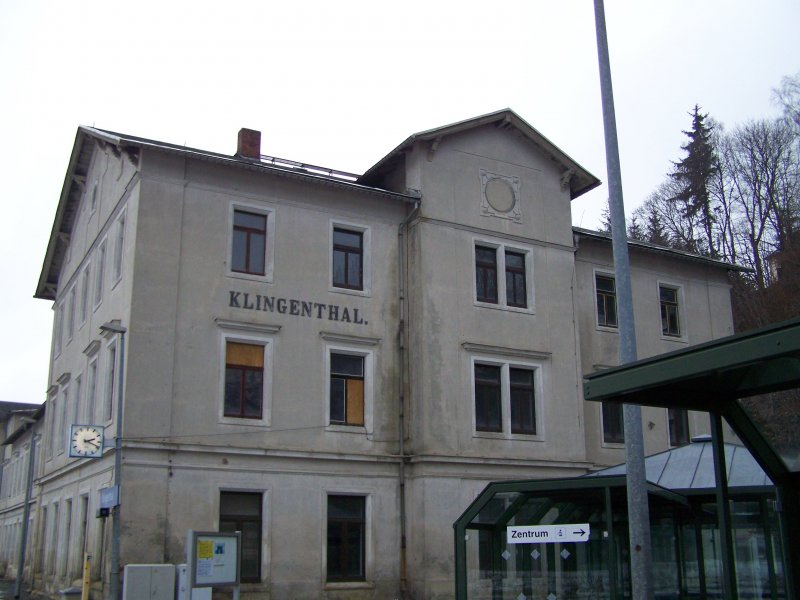 Das mehr als 120 Jahre alte EG des Bhf Klingenthal, seit Mitte der 90er Jahre dem Verfall preisgegeben, von der Bahnsteigseite aus.