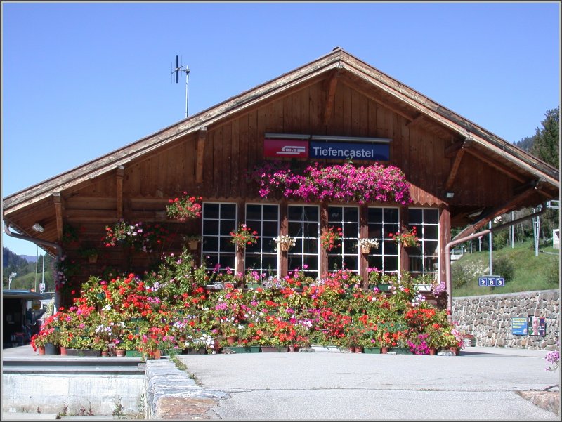 Das meistbestaunte Stationsgebude steht wohl in Tiefencastel. Obwohl die Blumenpracht am ehemaligen Gterschuppen langsam verwelkt, siehts immer noch sehr schn aus. Noch ein Typ gegen Sprayereien=Blumen pflanzen. (13.09.2007)