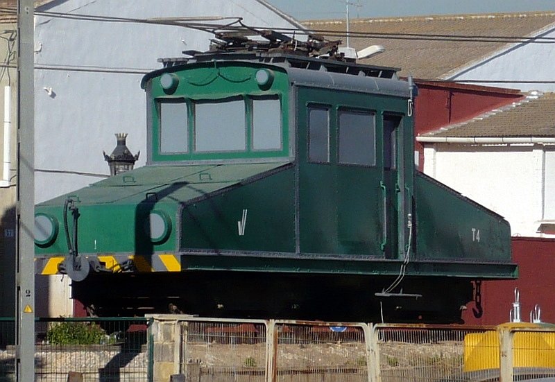 Das Metro-Netz in Valencia wurde erst ab 1988 aufgebaut, vorher gab es in's Umfeld ab 1900 Vorortbahnen, in der Endstation Rafelbunyol Linie 3 steht diese E-Lok als Denkmallok, aufgenommen am 04.12.2007.