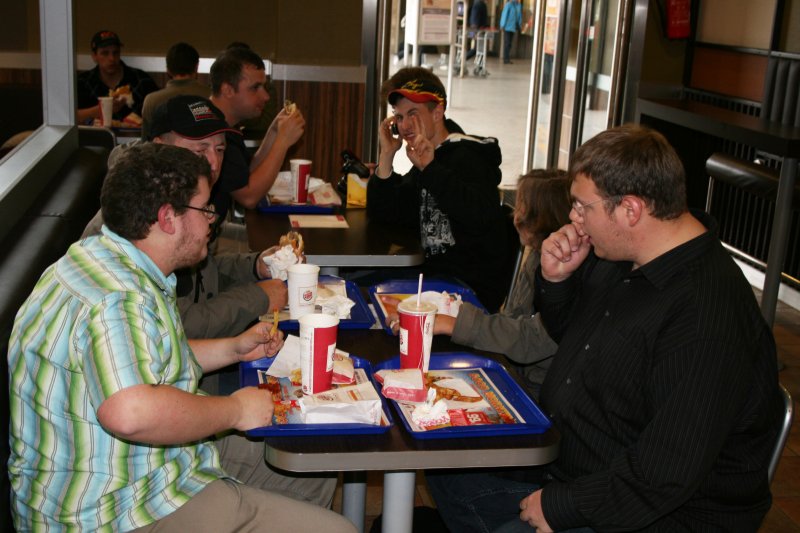 Das Mittagessen wurde beim Burger King am Mnchner Hbf eingenommen. Vorne zu sehen Christian Maier und Schumi.