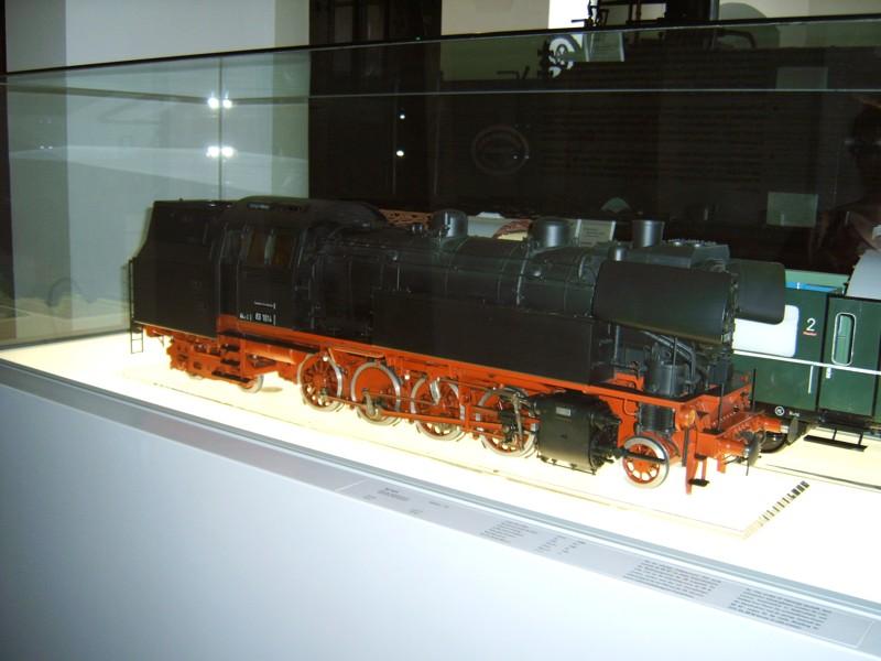 Das Modell einer Neubaulok BR 83.10 im Verkehrsmuseum DD.