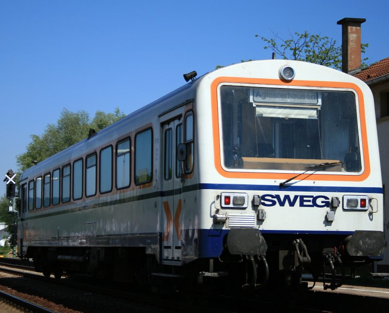 Das modernste SWEG-Fahrzeug der SWEG Waibstadt: VT 120 vom Typ NE 81 macht in Meckesheim Pause und wird in rund 30 Minuten wieder in Richtung Aglasterhausen aufbrechen, 13.05.08.