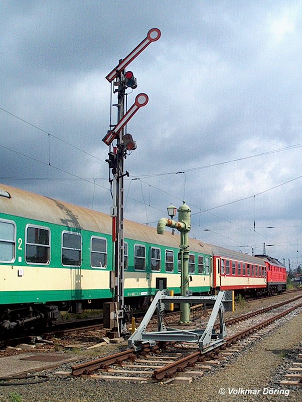 Das Motiv mit BR 232/233/234 (Ludmilla) als IR 455 Dresden-Wroclaw (Breslau) bei Ausfahrt aus DD-Neustadt ist seit dem 12. Dezember 2004 nicht mehr möglich, weil die DB auch diese Verbindung eingestellt hat - 06.07.2004
