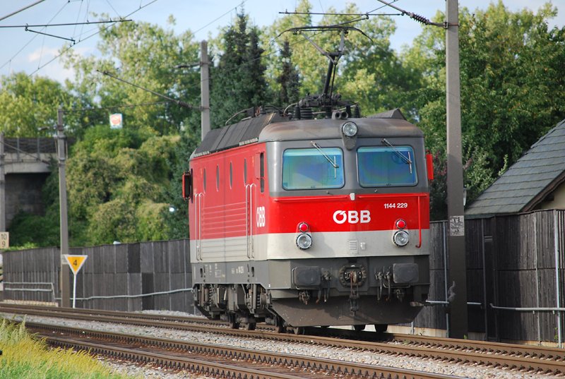 das Nachschiebe Tfz (hier 1144 229) des 48930 wurde in Nettingsdorf abgekuppelt und fhrt als Lokzug nach Linz, 9.8.2008