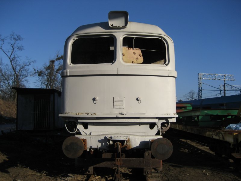Das ist nchste Lok M62 gekaufte aus Deutschland , welche nach Ausbesserung in einer Privatbahn arbeiten wird. Am 13.01.2008 vor dem Betrieb PESA Bydgoszcz.