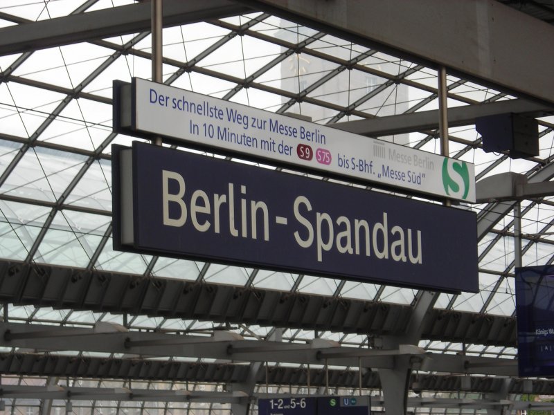 Das Namenschild des Bahnhofs Berlin-Spandau.