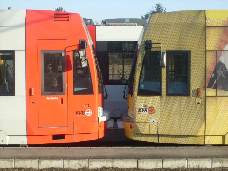 Das nenn ich mal platzsparendes Parken! Kaum zehn Zentimeter Platz waren zwischen den beiden Ksten von 4050 (links) und 4017. Gesehen und fotografiert in der Abstellanlage Merkenich, 21.12.2007