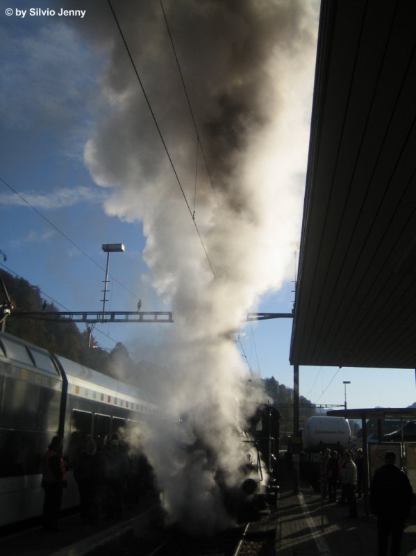 Das nennt man Passiv Rauchen aus Sicht des Thurbo GTW's... Als ich mit der S26 in Bauma am 12.10.08 ankam war man gerade dabei die Dampflok des DVZO einzu heizen... Trotz wunderbarem Wetter kam Bauma dann doch noch zu Nebel...