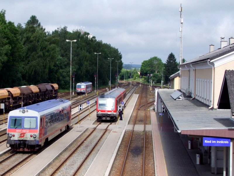 Das  Neue  Bahnhofsschild, sowie die Bahnsteignummerierungen zieren seit ein paar Tagen den Bahnhof, Zugkreuzung R5948+ER5993; 090531