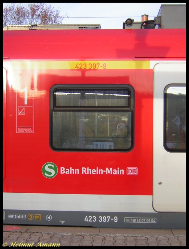 Das neue Erscheinungsbild der S-Bahn Rhein-Main, alle Zge werden sukzessive mit dem Schriftzug versehen. Aufnahme am 10.11.2006 mit 423 397 in Niedernhausen als S2-Kurzpendel nach Frankfurt am Main Hauptbahnhof.