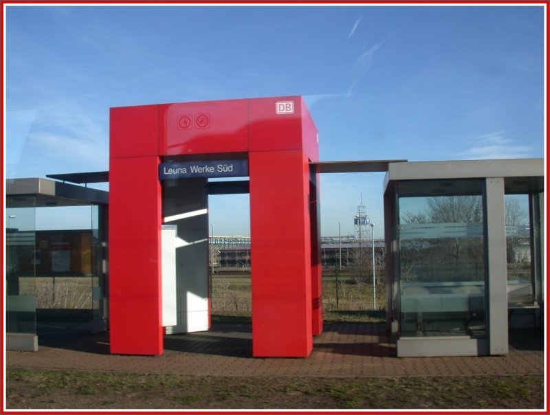 Das neue Haltestellenkonzept der DB bringt etwas Farbe in die Industrielandschaft rund um die Leunawerke. (15.12.2006)