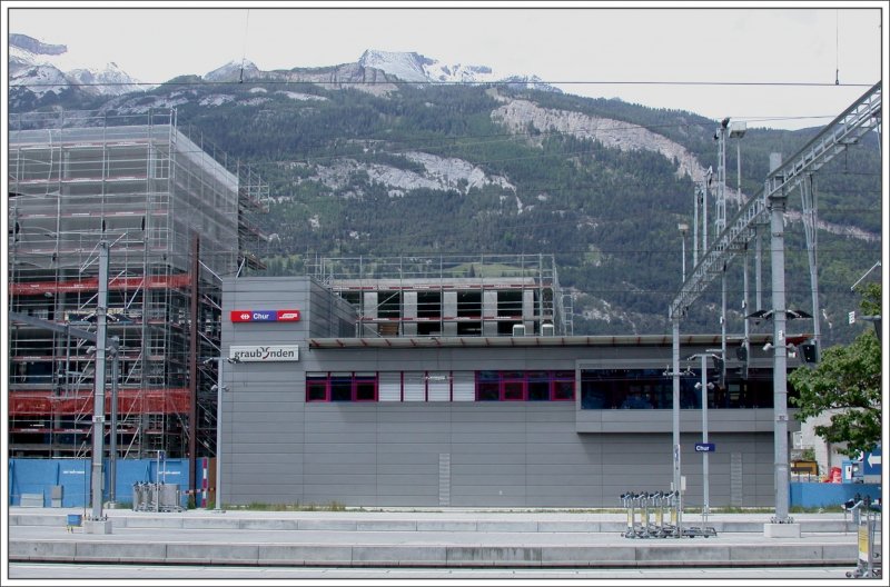 Das neue Stellwerk in Chur war vor der Kulisse des Calanda ein markantes Gebude. Durch die Neubauten daneben wirkt es aber bald eher nur noch wie eine Schuhschachtel. (16.05.2007)