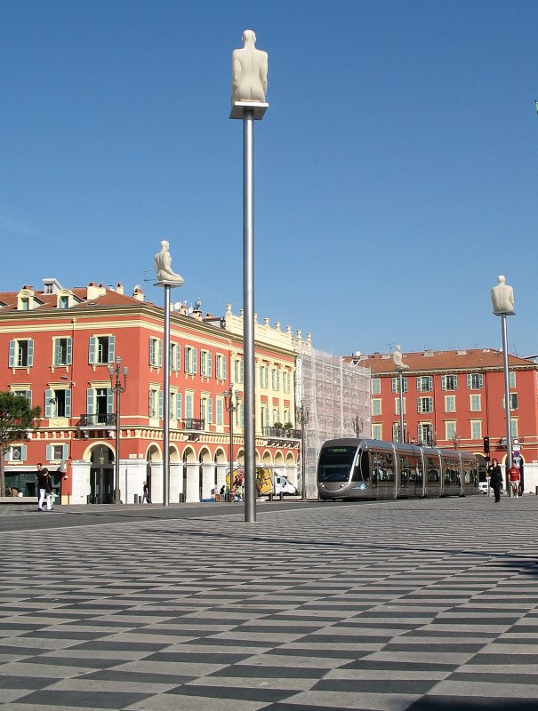 Das neue Tram in Nizza hat den tosenden Verkehr vom Platz Massna erfolgreich vertrieben.
23.04.2009