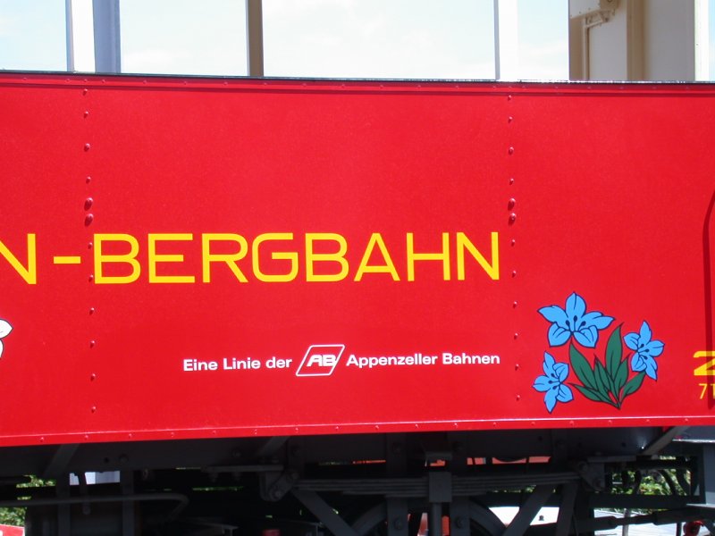 Das neue weisse Zusatzlogo an den Sommerwagen der RHB. (02.08.2006)