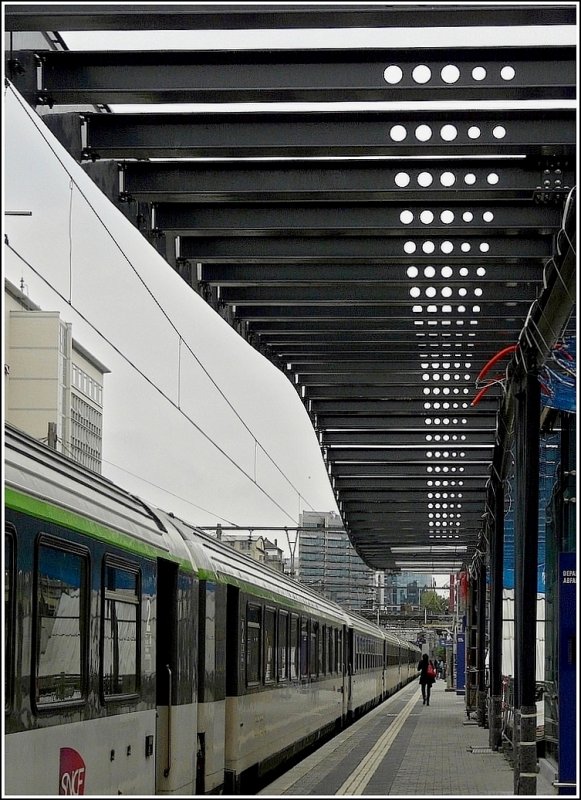 Das neue wellenfrmige Bahnsteigdach im Bahnhof von Luxemburg nimmt langsam Gestalt an. 06.06.09. (Jeanny)
