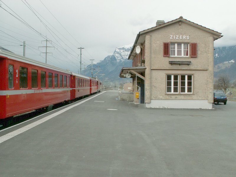 Das neue,im Zusammenhang mit dem Doppelspurausbau,erstellte Perron im Bhf.Zizers.Die Laderampe beim Gterschuppen zeugt noch davon,das dort mal ein Gleis lag.08.03.07