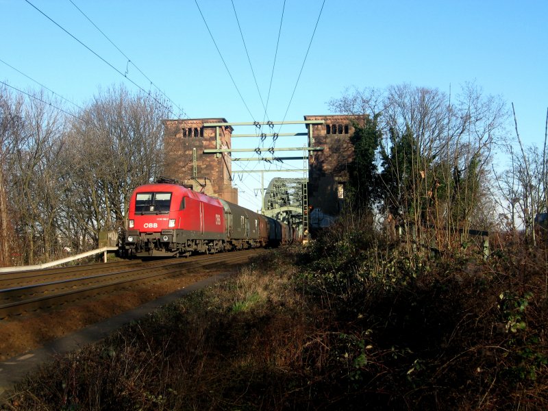 Das Objekt der Begierde. 1116 162 zieht am 10.02.2008 ihren Planwagenzug bei Kln ber die Sdbrcke Richtung Aachen West/Antwerpen.