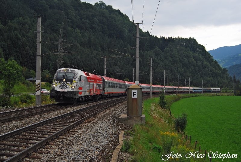 Das Objekt der Begierde des Tages,1116 246-8 fegt mit BB EC 111 Mnchen Hbf. - Klagenfurt Hbf. elegant durch die ausgesuchte Fotokurve zwischen St.Johann im Pongau und Schwarzach-St.Veit (sterreichurlaub 10.08.09)
