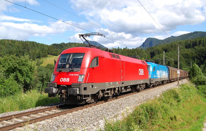Das Ochsendoppel 1116 172 und
1016 023 ist am 08.07.2009 mit
dem Papierzug 48930 zwischen
Klaus und Micheldorf in der
Ortschaft Sch�n unterwegs
gewesen.