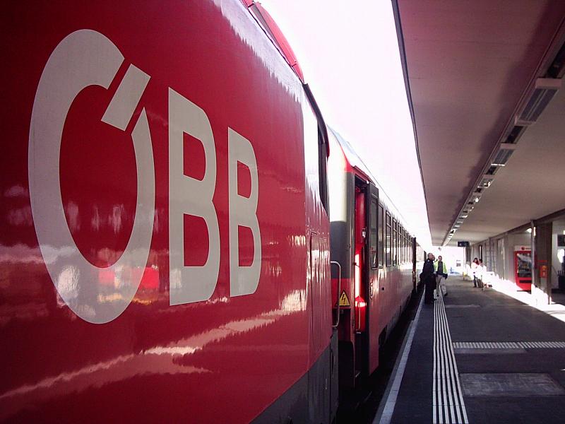 Das BB Logo der 1016 040 die mit einem EC in Buchs steht und gleich abfahren wird am 24.10.2005