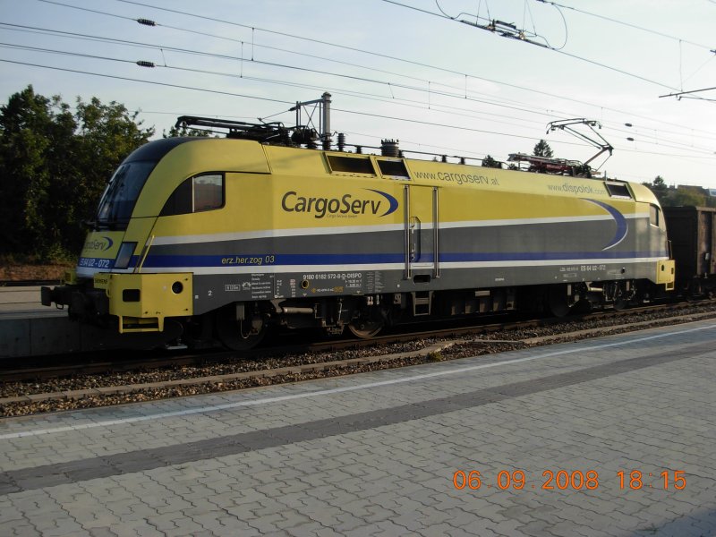 Das sterreichische Unternehmen CargoServ ist unter anderem fr die Durchfhrung von Eisenerz-Transporten zustndig, wie die Namensbezeichnung dieser Lokomotive links unten auf dem blauen Streifen eindeutig beweist; Foto vom 6.9.2008.