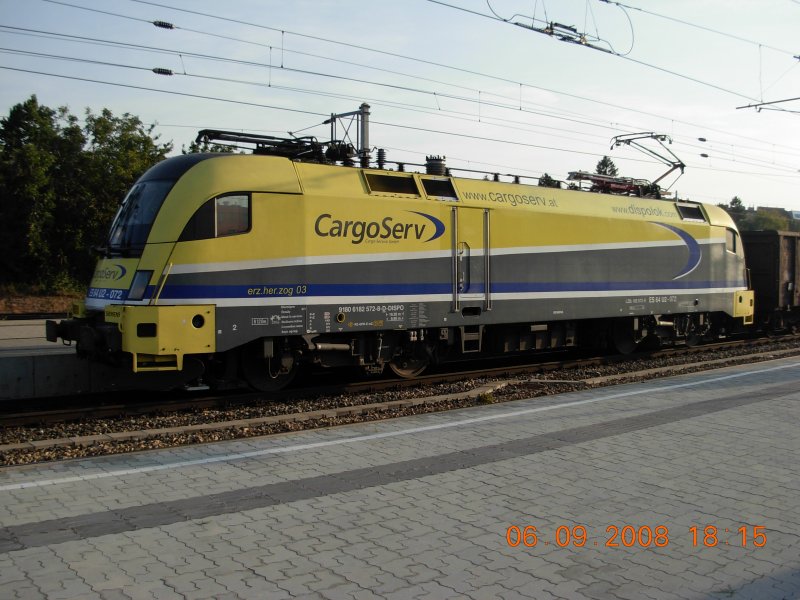 Das �sterreichische Unternehmen CargoServ ist unter anderem f�r die Durchf�hrung von Eisenerz-Transporten zust�ndig, wie die Namensbezeichnung dieser Lokomotive links unten auf dem blauen Streifen eindeutig beweist; Foto vom 6.9.2008.