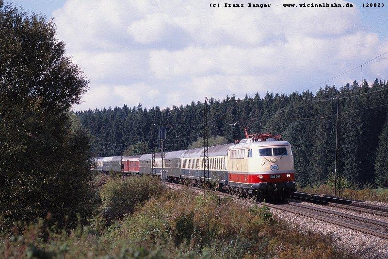 Das Oktoberfest und seine Suferzge - immer wieder ein Hingucker.
So war E03 001 am 28.9.2002 ebenfalls mit einem Haufen Trinkwtiger unterwegs nach Mnchen und befindet sich zum Zeitpunkt der Aufnahme bei Mering bereits im Landeanflug auf Mnchen.