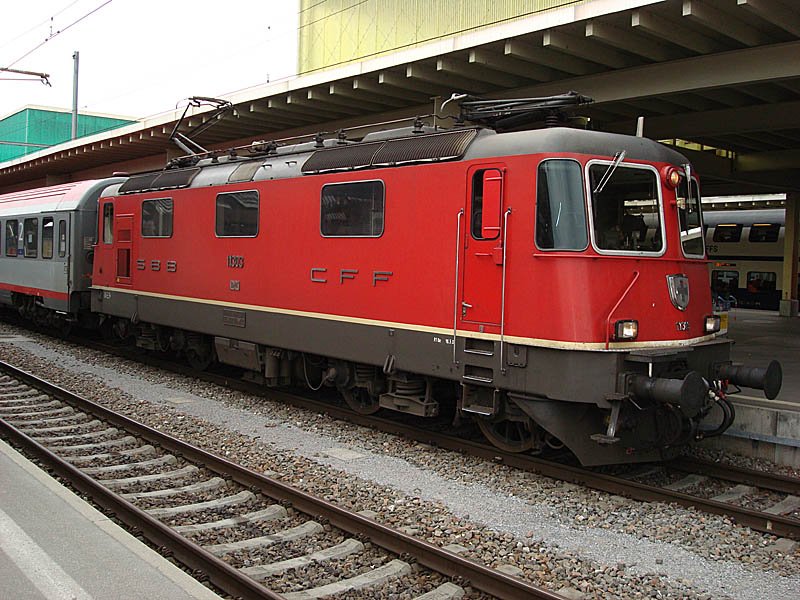 Das Originalbild: Re 4/4 II 11303 mit BB-Wagen in Richtung Salzburg bereit zur Abfahrt. Zrich HB, 10. Mai 2009, 17:41
