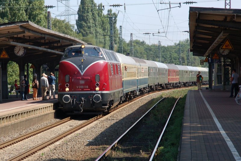 Das Paradepferd der 60-er Jahre - die V 200 - hier Diesellok V 200 116 am 11.08.2007 im Bahnhof Castrop-Rauxel, in den sie hier mit einer satt berhhten Geschwindigkeit einrauscht und fast beinahe nicht mehr zum Stehen gekommen wre. Die Lok zog den Sonderzug von Dortmund bis nach Oberhausen, wo die Dampflok 41 360 die Wagen bernimmt und bis nach Linz (Koblenz) fhrt. Die V 200 ist immer noch eine imposante Lok und diese hier ist immerhin schon 45 jahre alt und befindet sich dazu im offensichtlich guten Pflegezustand.