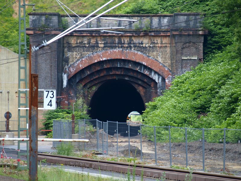 Das Portal des alten Aachener Buschtunnel. Der 691 meter lange Tunnel wird zur Zeit saniert, die Gleise sind komplett abgebaut.
Der Verkehr nach Belgien luft eingleisig ber den neuen Tunnel der im letzten Jahr links neben dem alten Tunnel fertiggestellt wurde.