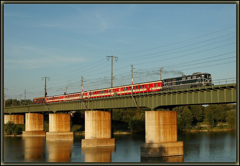 Das Powerbaby 2050.002 mit dem GEG Sonderzug Sdz 16492 von Marchegg nach Passau bei der berquerung der Donau im Bereich Wien Lobau in den Abendstunden des 2.9.2006. Ab Wien Sdbahnhof wurde dieser Zug mit der eigenen GEG Lok 1046.01 weiter nach Passau gefhrt.