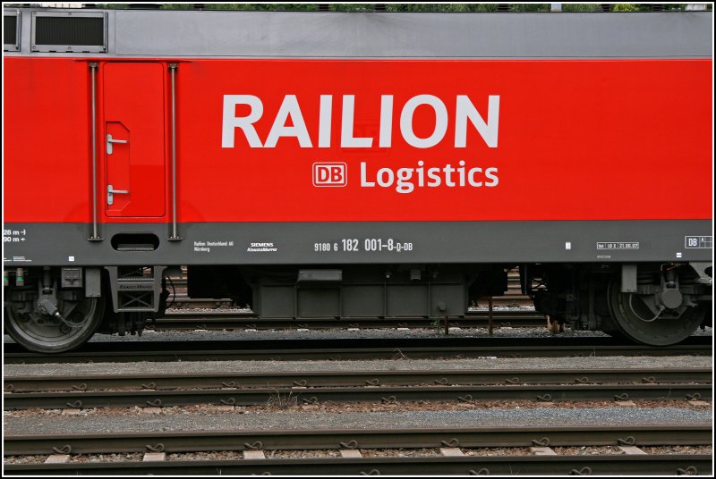 Das RAILION DB Logistics Logo auf der 9180 6 182 001-8-D-DB. Aufgenommen in Kufstein.