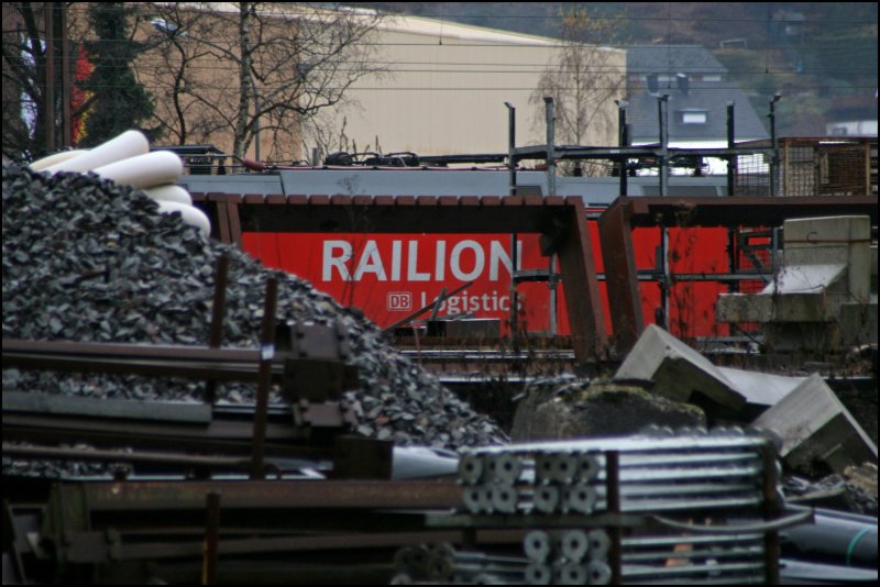 Das RAILION DB Logistics Logo aus einer anderen Perspektive. Aufgenommen von der 185 187 in Kreuztal am 01.12.07.