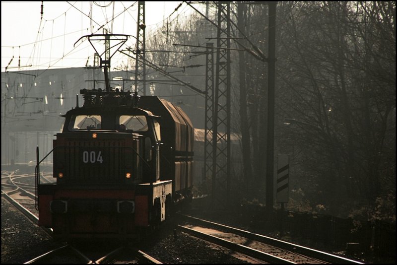 Das  RBH-Kroko  004 verlsst mit einem leeren Kohlezug das Kraftwerk bei Recklinghausen-Sd. (30.12.2008)